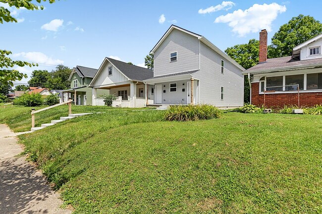 Building Photo - 3947 Rookwood Ave