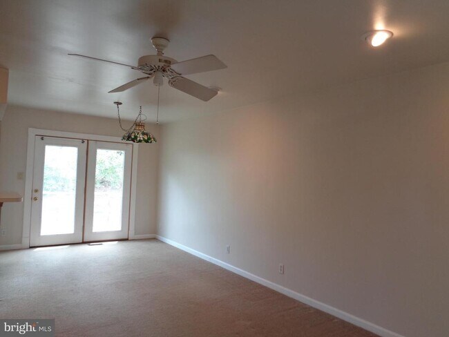 Building Photo - 133 Debra Dr