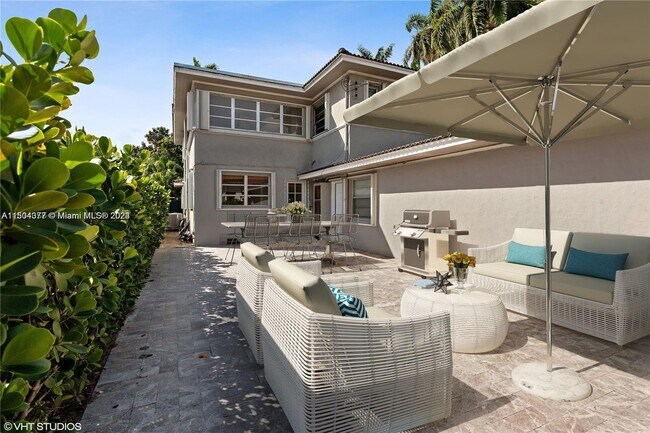 Building Photo - 3011 Royal Palm Ave