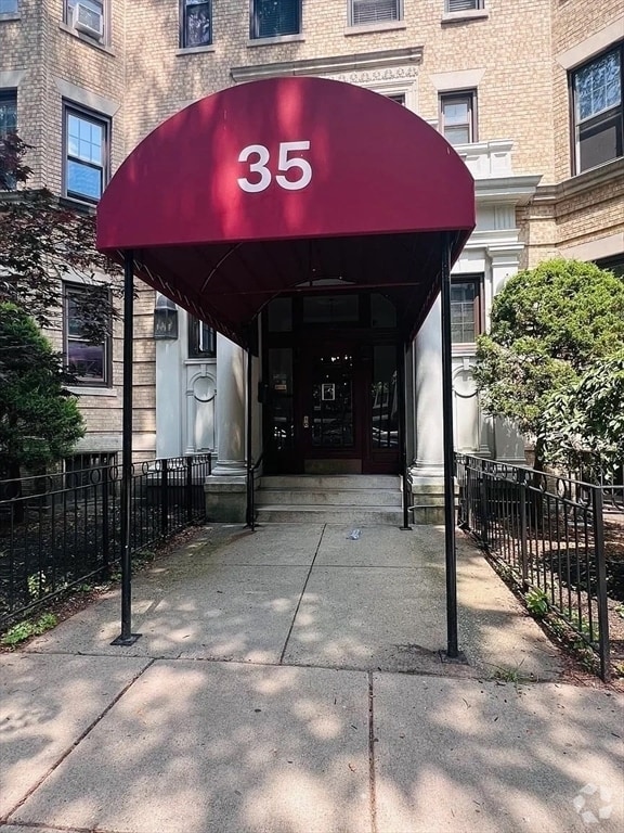 Building Photo - 35 Queensberry St