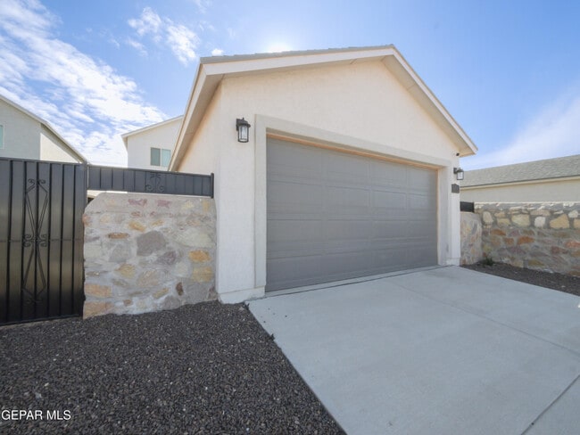 Building Photo - 14655 Pebble Hills Blvd