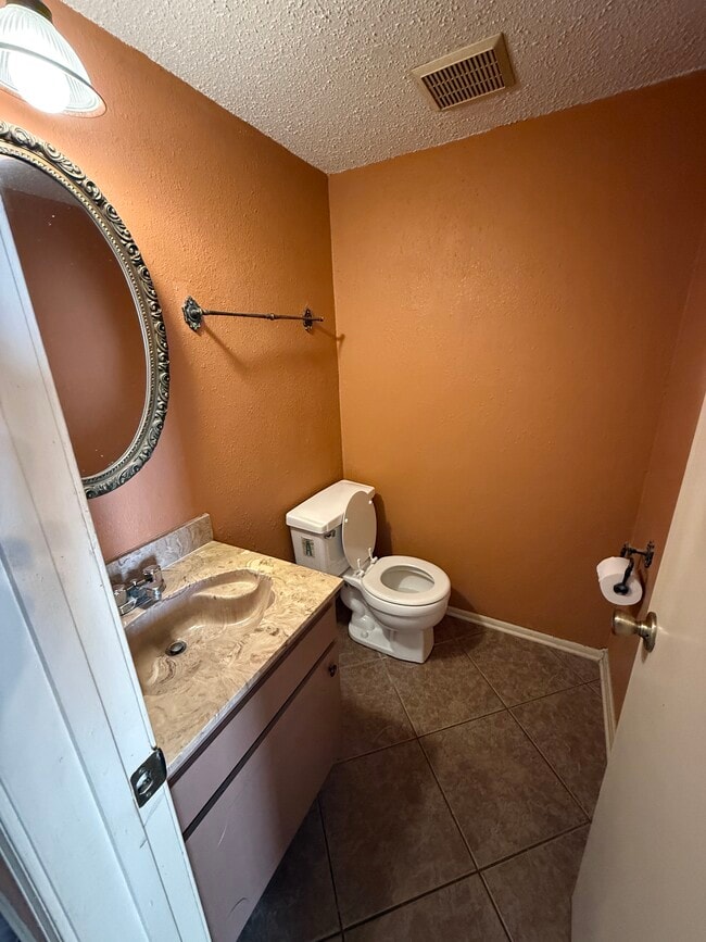 Building Photo - 2331 Justin Ln