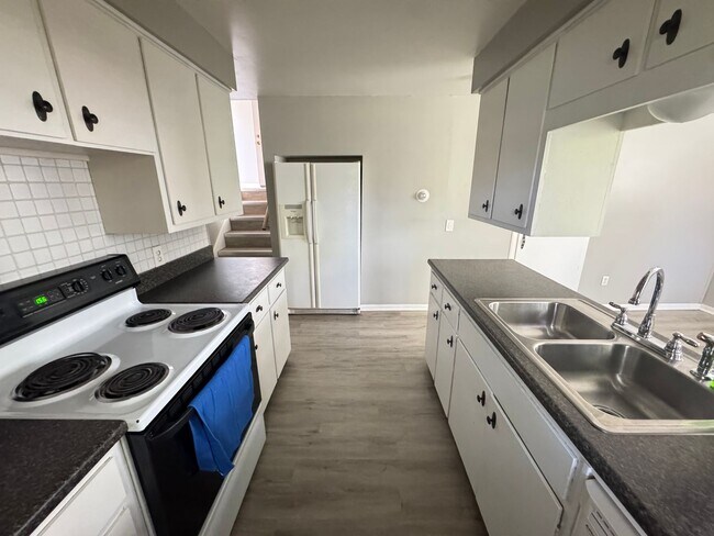 Foto del edificio - Two Bedroom Duplex with Heat Included! Near Grand Valley!