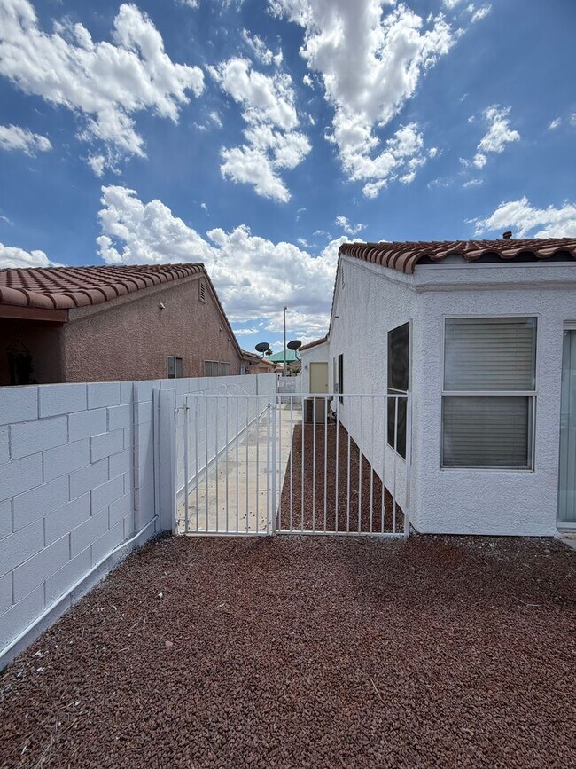 Foto del edificio - Beautiful 4 bedroom Henderson Home with Hot Tub & Spacious Backyard
