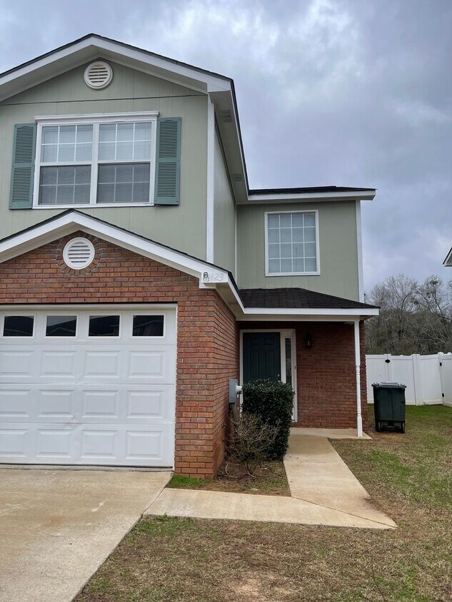 Foto principal - Dunwoody Townhomes - End Unit!