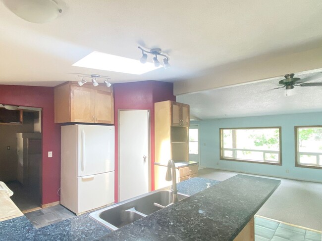 Building Photo - Rare Find!  Beautiful home and 5 Acre Hobb...