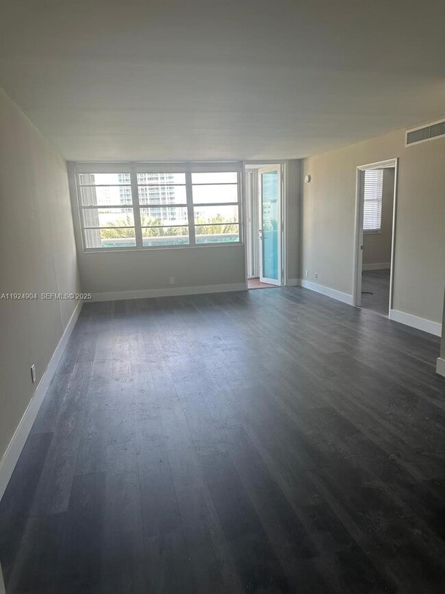 Foto del edificio - 6770 Indian Creek Dr