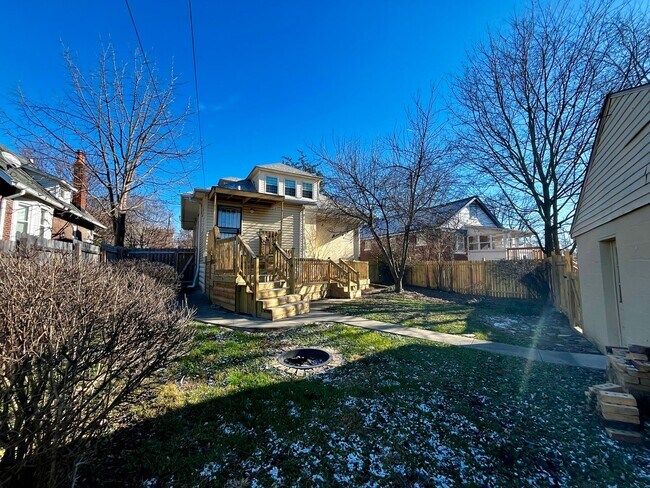 Building Photo - STUNNING BEECHMONT HOME WITH SOLAR PANELS ...