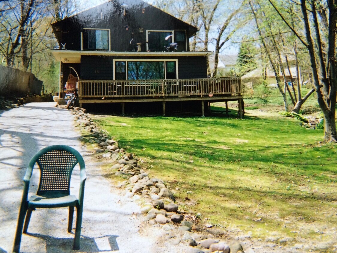 18 S Walworth Ave, Williams Bay, WI 53191 Apartments in Williams Bay