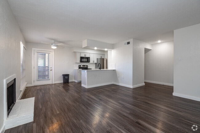2BR, 2BA - 940SF - Living/Dining Area - Oakline Apartments