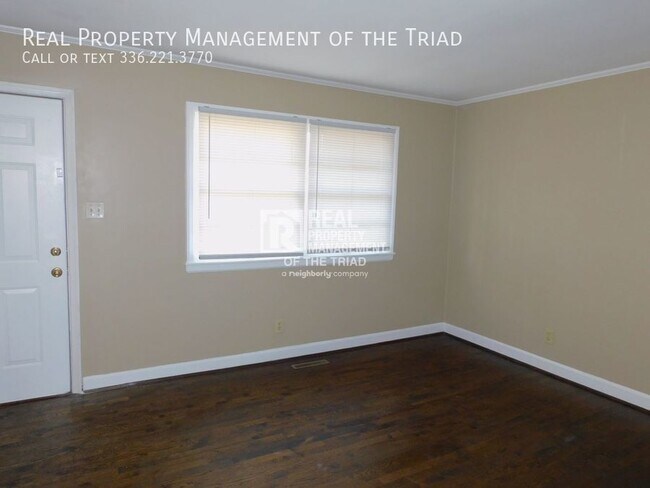 Building Photo - **MOVE IN SPECIAL** Adorable 2BR/1BA Apart...