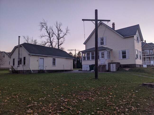 Trasero - 293 Madison St