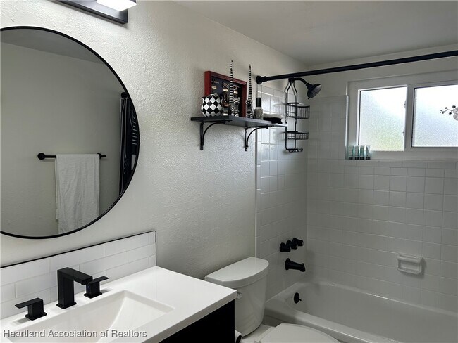 Building Photo - 2131 Lakeview Dr
