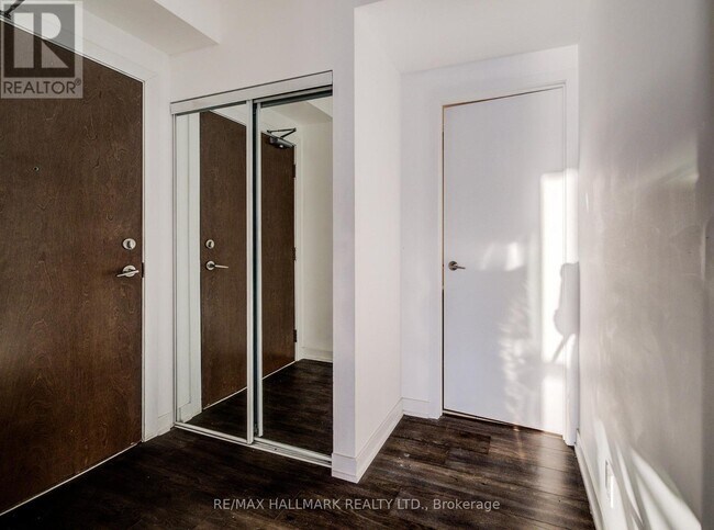 Photo du bâtiment - 2200 Lake Shore Blvd W