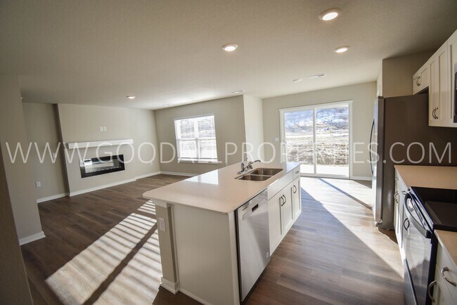 Foto del edificio - 1st Month Free Rent 2 Bedroom 2 Bath Townh...