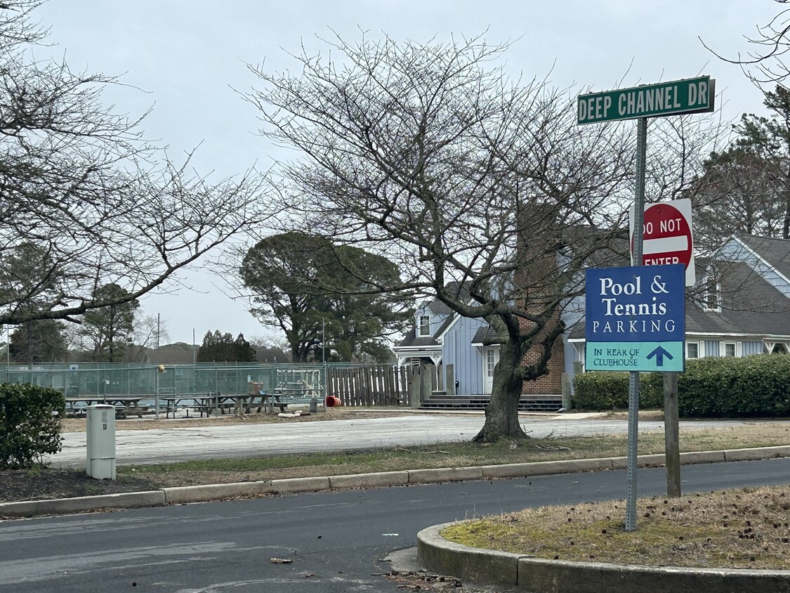 Building Photo - 5 E Wind Dr