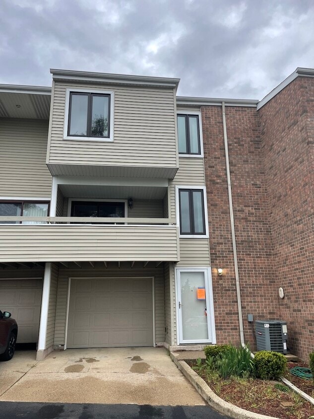 Primary Photo - Forest Hills Condo 3 Bed 2.5 Bathrooms