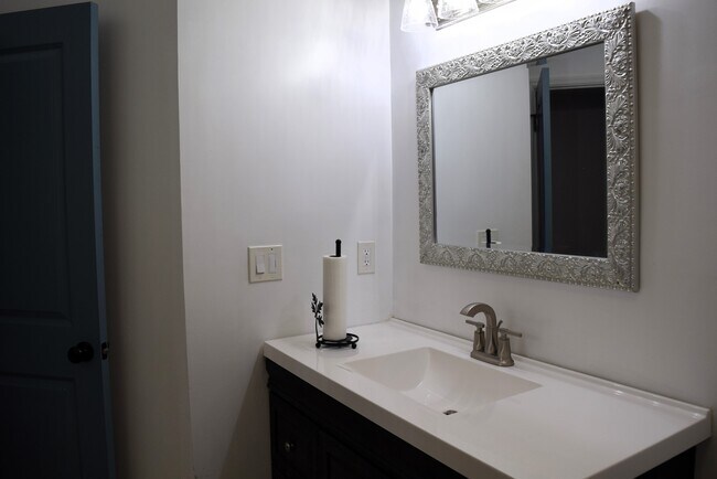 Building Photo - 606 Glenleaf Dr