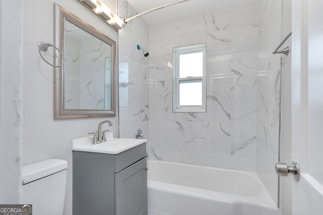 Building Photo - 108 3rd St