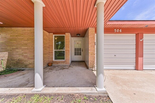 Building Photo - 504 Kingsbury Ln