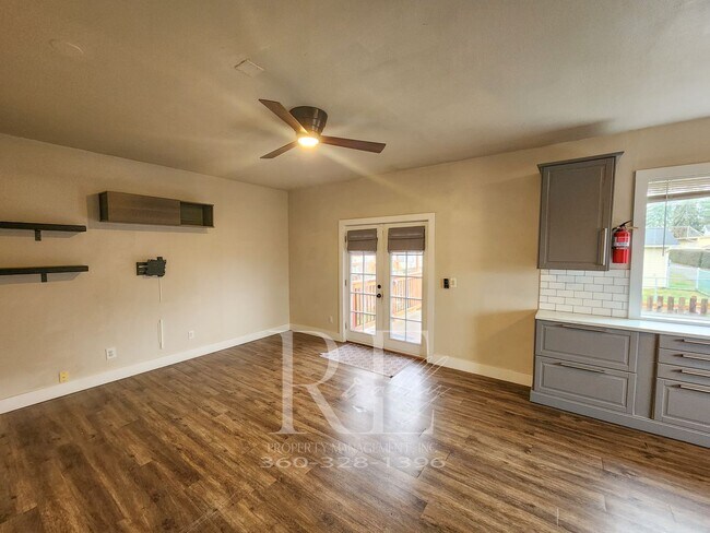 Building Photo - HUGE Garage w/ 2Bd Home