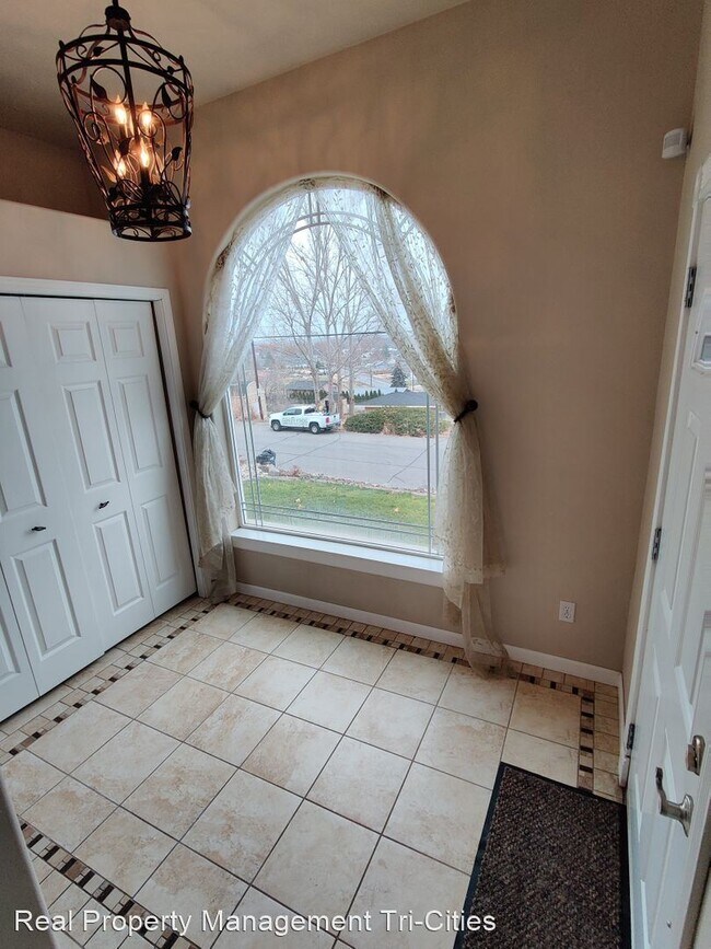 Building Photo - 4 br, 3 bath House - 3831 Ironton Dr.