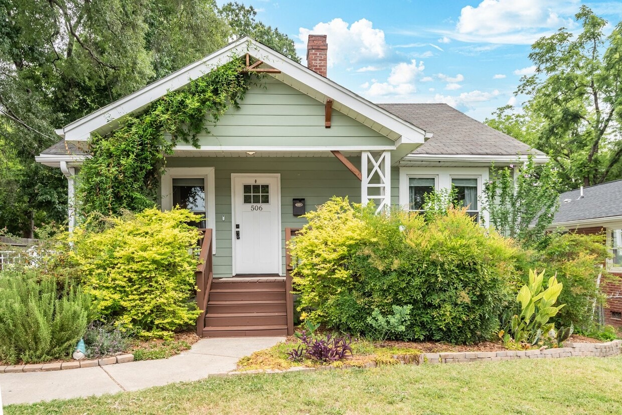 Cute 3 BR Bungalow with Backyard Oasis! - Cute 3 BR Bungalow with Backyard Oasis!