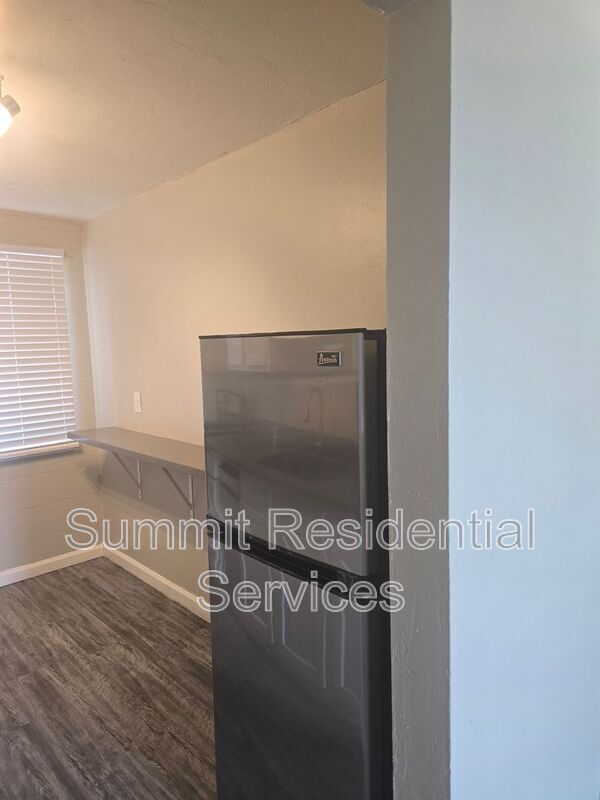 Building Photo - 714 E 10th St