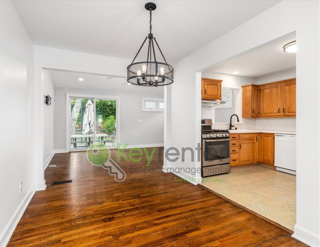 Building Photo - Sweet Clifton Cape on a Tree-Lined Street ...
