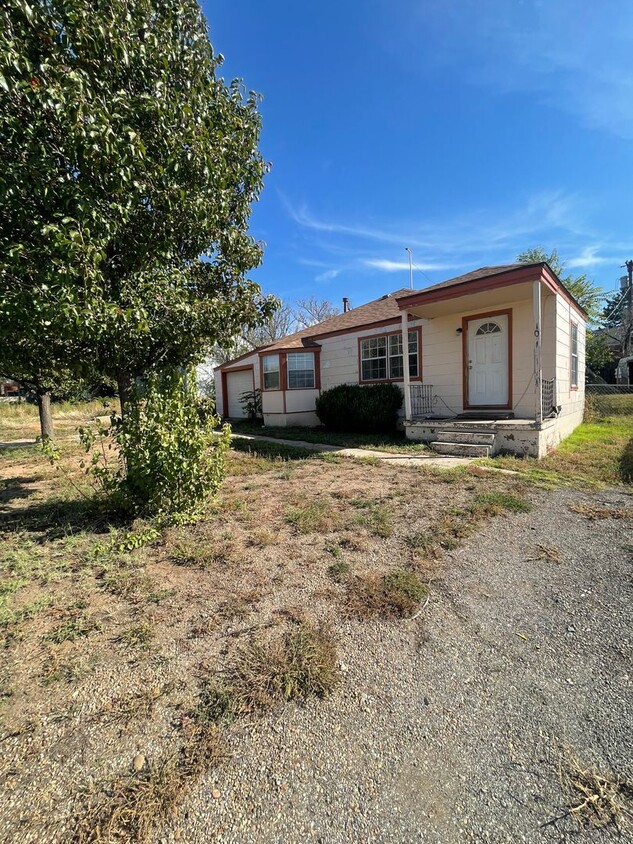 Primary Photo - Beautiful 3 bed 2 bath home with attached ...