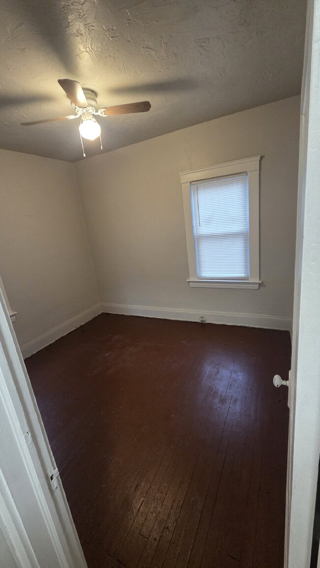Building Photo - "2-Bedroom with Full Bath -Spacious"