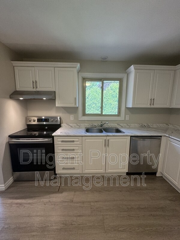 Photo du bâtiment - 1528 Redwood Dr