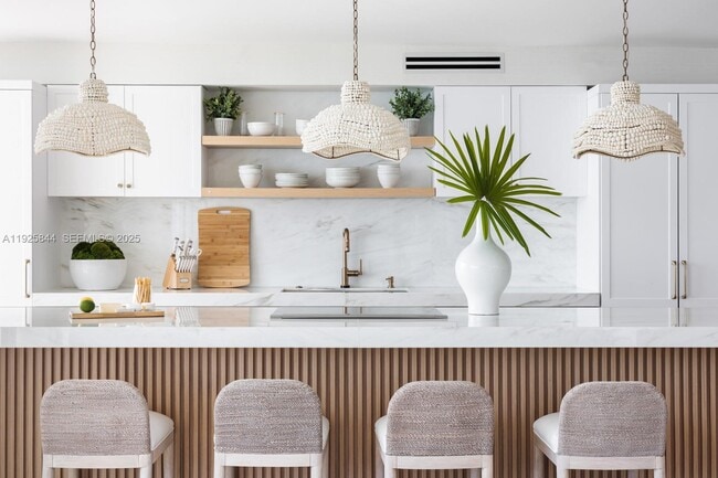 Building Photo - 5757 Collins Ave