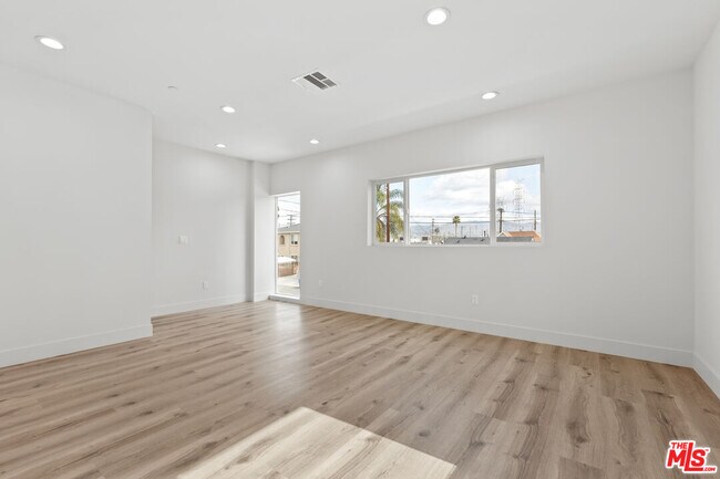 Foto del edificio - 6941 Simpson Ave