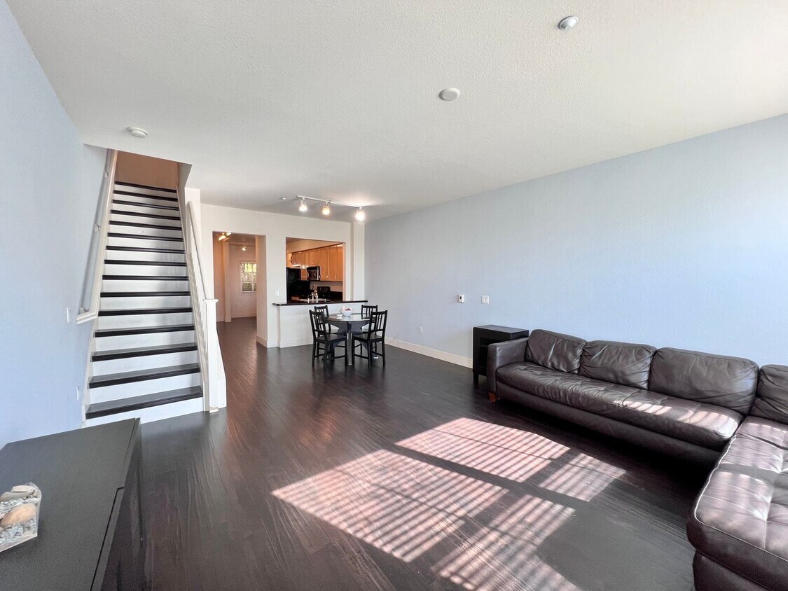 Primary Photo - Modern and stylish 2/2.5 townhome w/ washe...