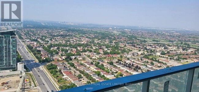 Building Photo - 448 Burnhamthorpe Rd W