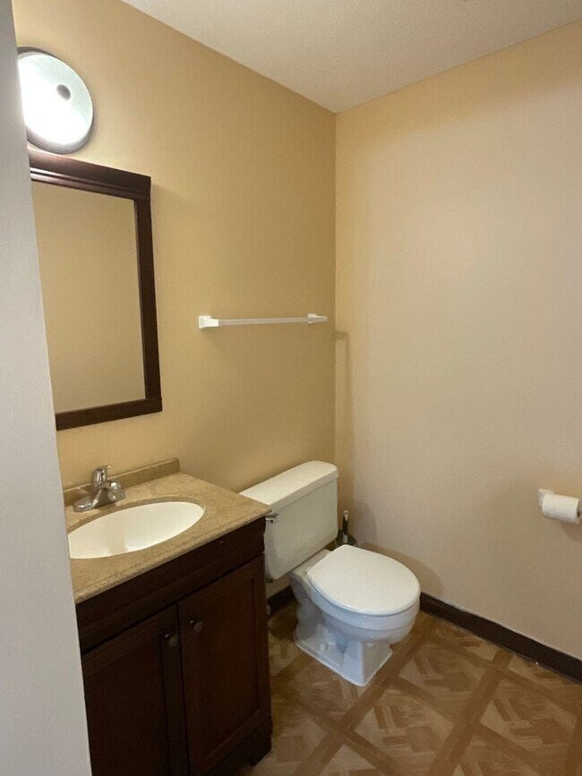 Building Photo - Townhouse-Style Condo Rental in Middletown, CT