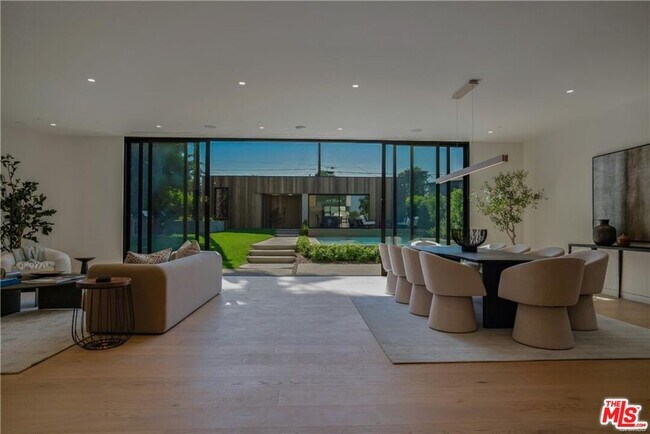 Foto del edificio - 4939 Petit Ave