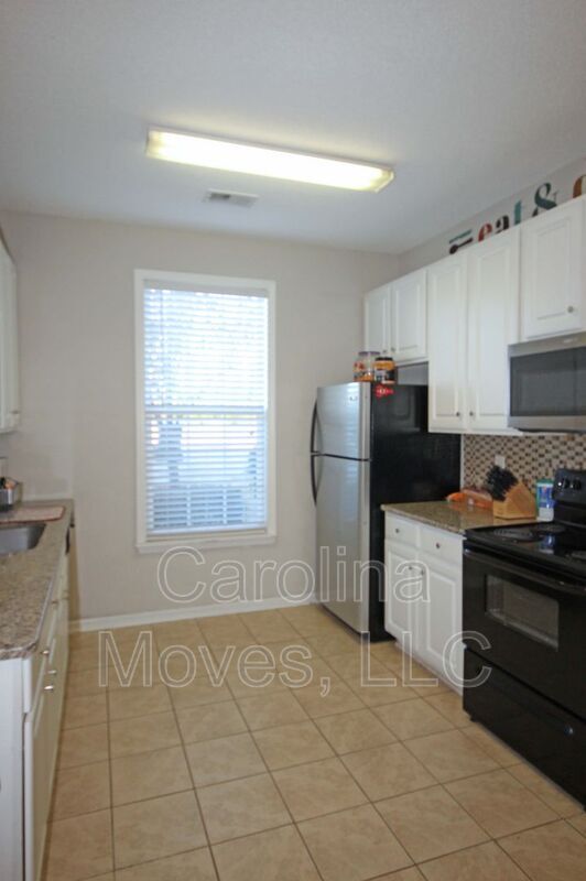 Building Photo - 823 Chartwell Dr