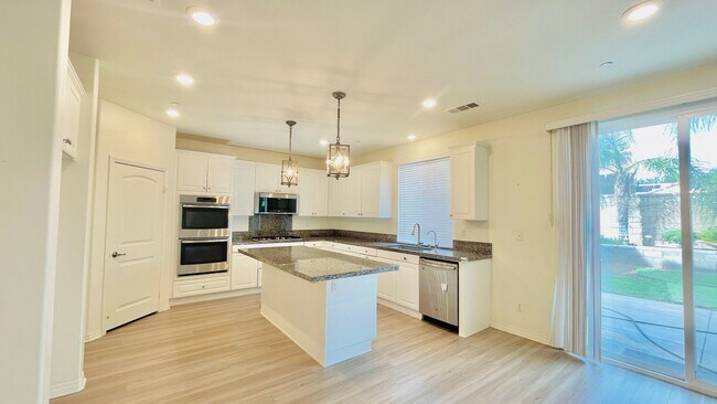 Foto del edificio - BEAUTIFUL 5BD/3BA-2 Story Home available for rent in Jurupa Valley!