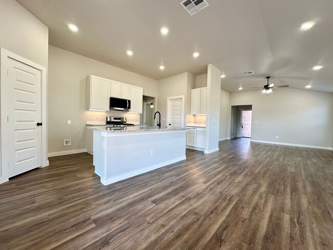 Foto del edificio - Brand New 4 bed 2 bath Move In Ready!