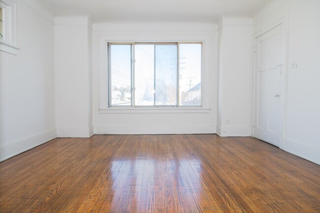 Building Photo - 1463 Beaconsfield Ave