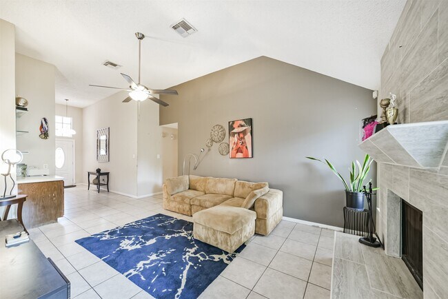 Foto del edificio - 15519 Montesa Dr