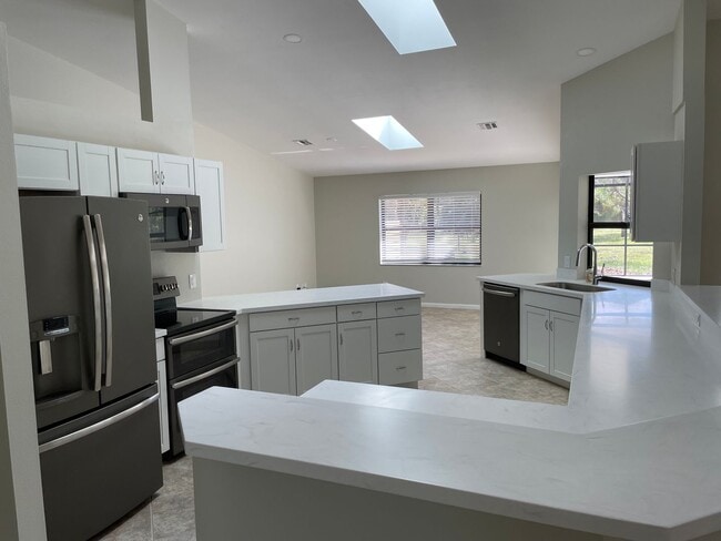 Building Photo - 242 Snyder Dr