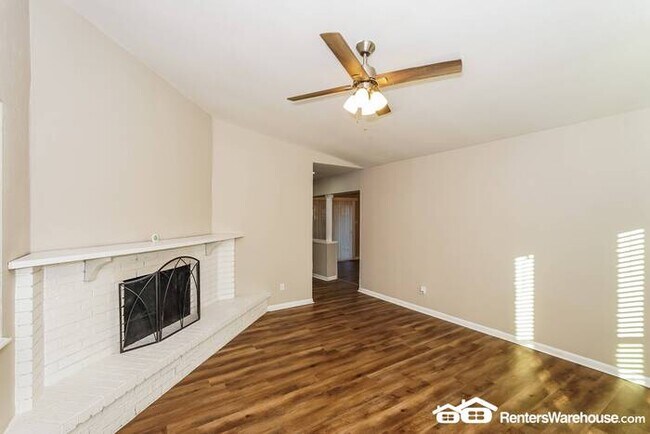 Building Photo - Newly renovated spacious 3 bed/2 bath, wit...