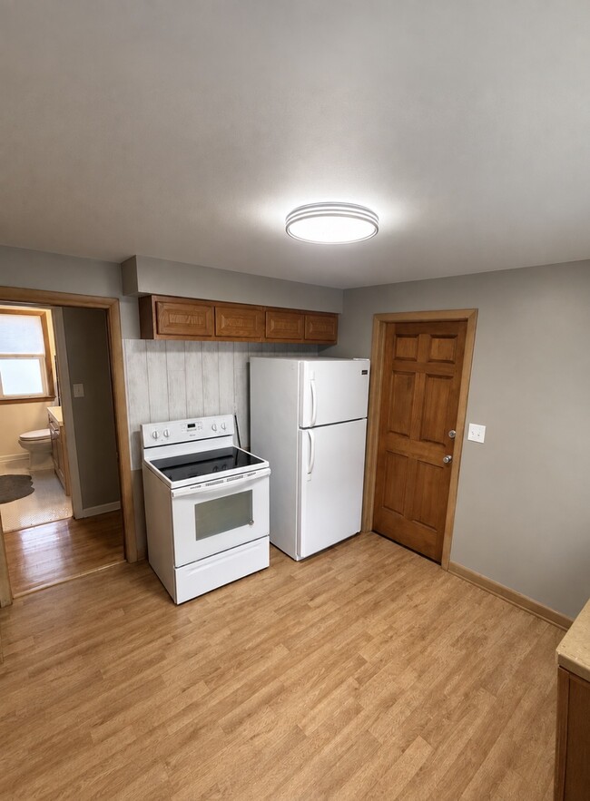 Building Photo - 529 S 74th St
