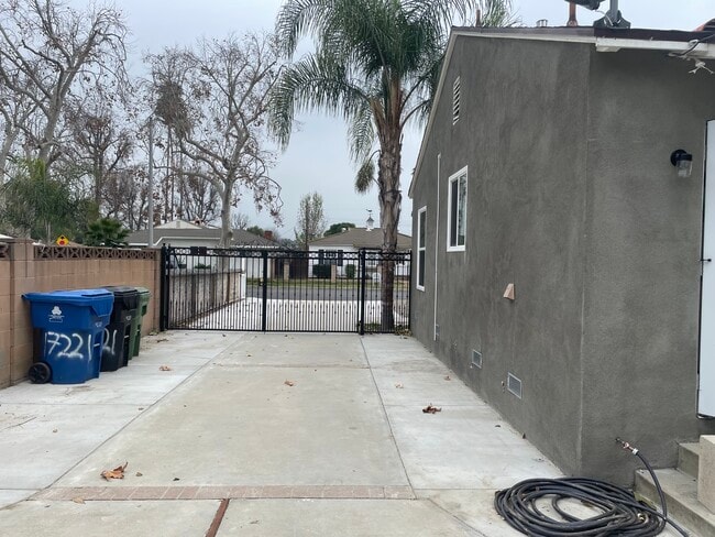 Building Photo - 17221 Kittridge St