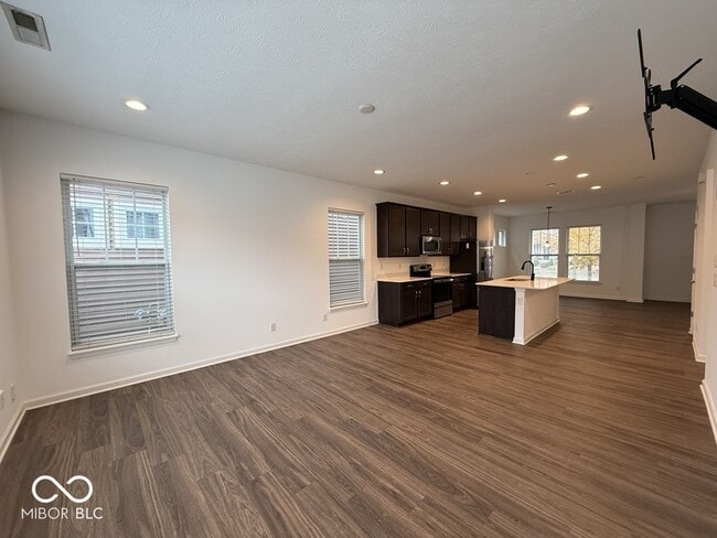 Building Photo - 326 N Warman Ave