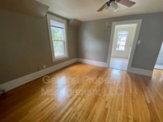 Building Photo - 2 bed 1 bath upstairs duplex for rent Octo...