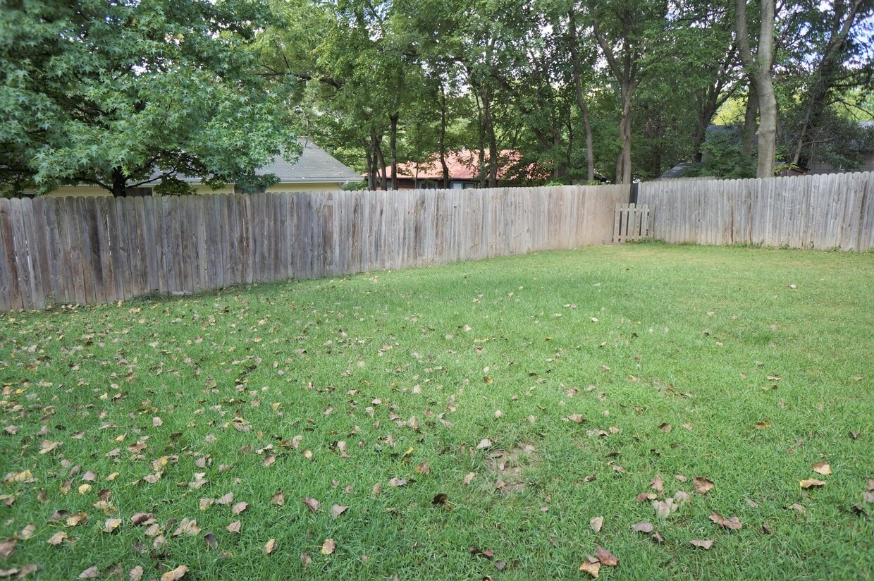 Building Photo - 3701 Santiago Dr